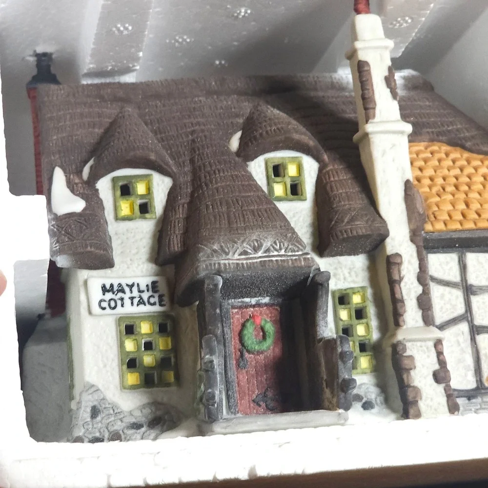 Dept 56 Dickens Village MAYLIE COTTAGE Oliver Twist 5553-0 Lighted Boxed Vintage